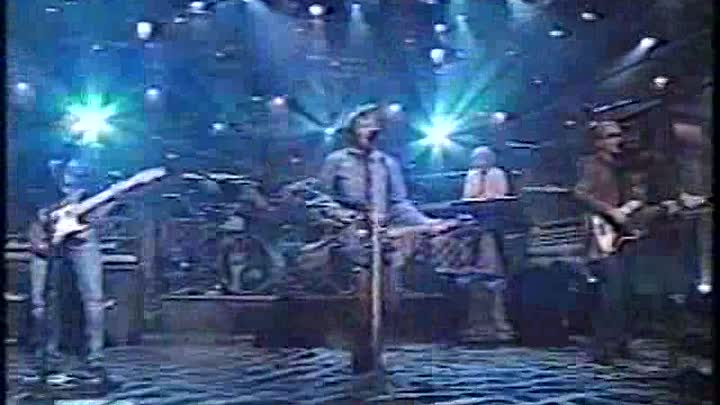 ⁣Saturday Night Live - S26E19 - Lara Flynn Boyle, Bon Jovi