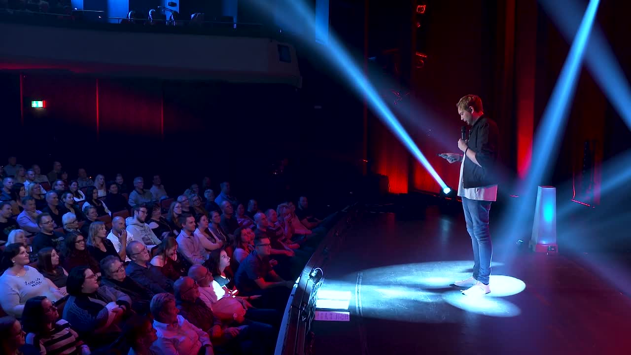 ⁣10 Disneyland Paris oder zelten im Sauerland¿ ¦ Bastian Bielendorfer (1080p_25fps_H264-128kbit_AAC)