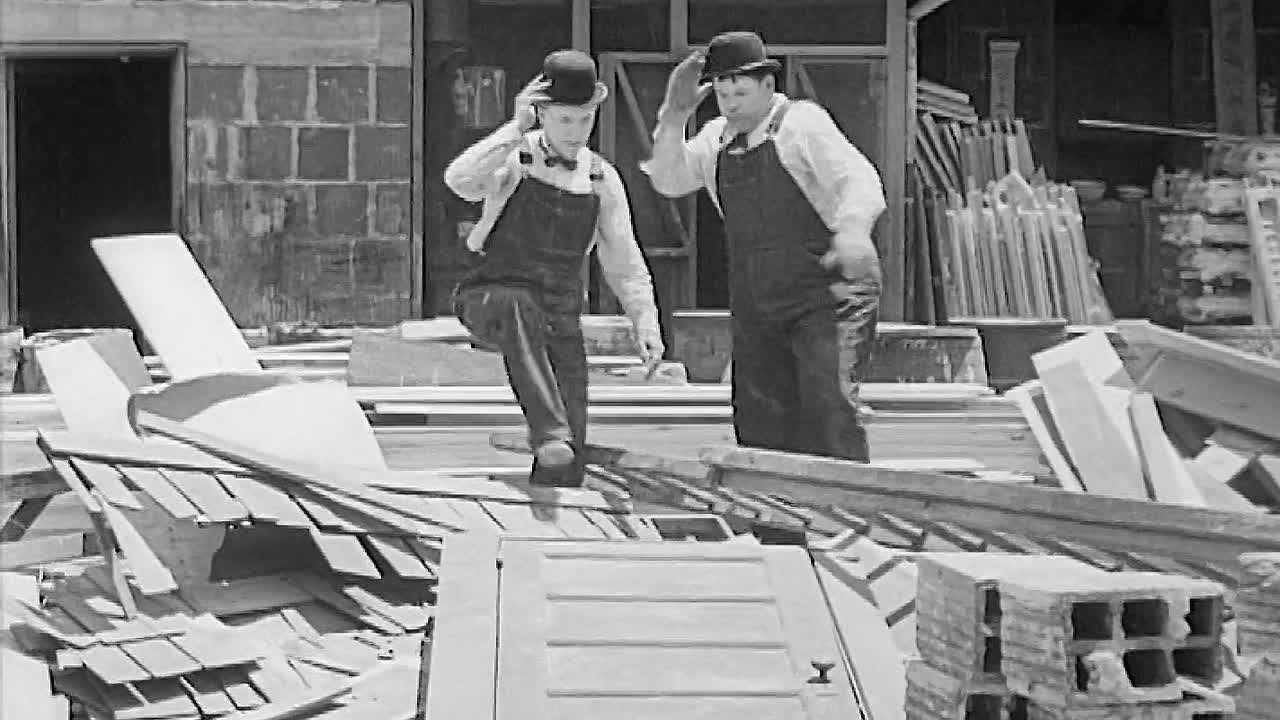 ⁣Busy Bodies 1933 1080p BluRay x264-[YTS AM]