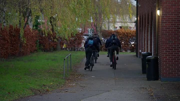 ⁣Hooked -How Addiction Hijacks Your Brain S01E01