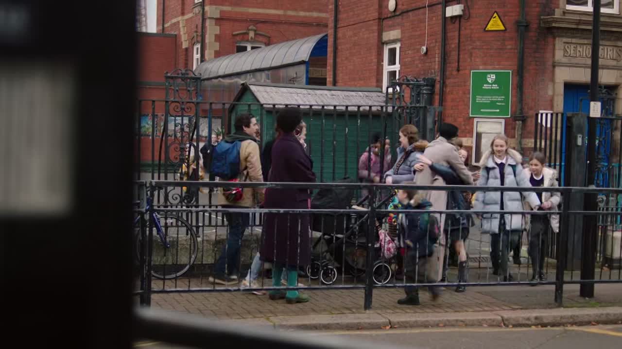 ⁣Motherland S03E01