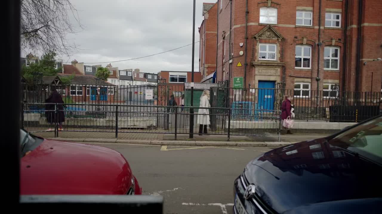 ⁣Motherland S03E02