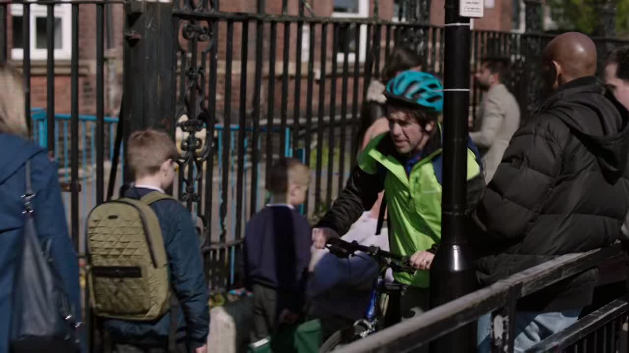 ⁣Motherland S02E03