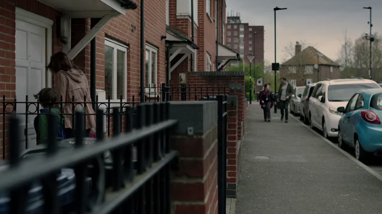 ⁣Motherland S02E04