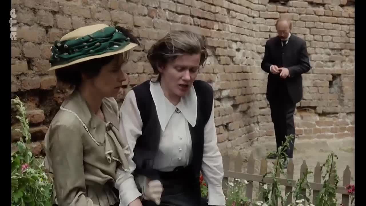 Rosa Luxemburg 1986 GERMAN HC FRENCH SUBS HDRip x264 AAC