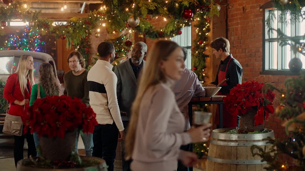 Saying Yes To Christmas 2021 1080p WEBRip x264 AAC-rivestream org