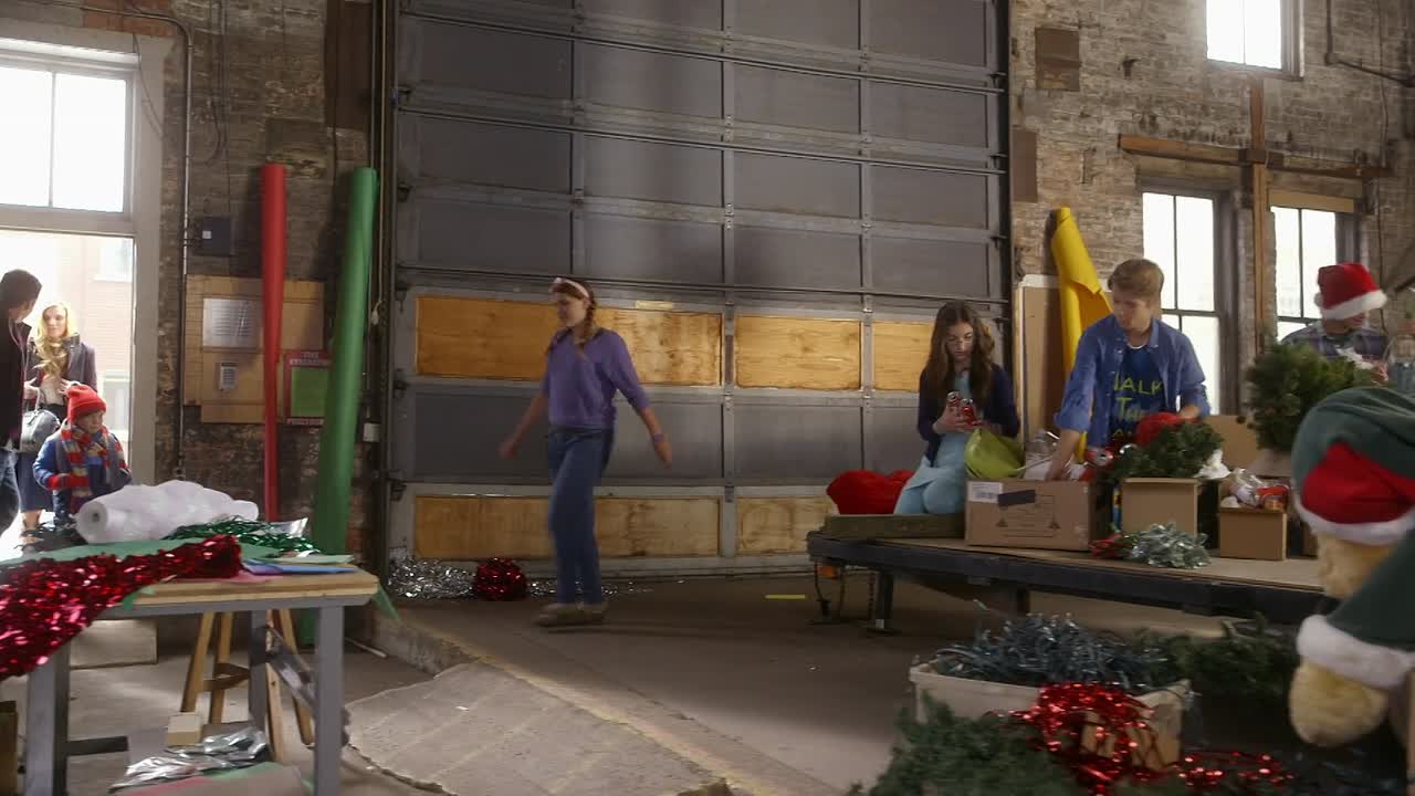 ⁣The Christmas Parade 2014 1080p WEBRip x264 AAC-