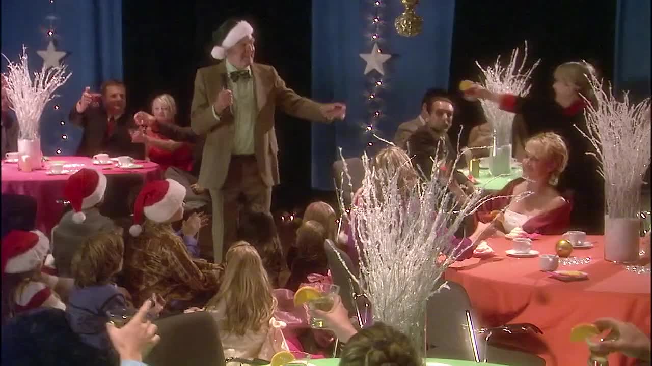 ⁣Deck the Halls 2005 720p WEBRip x264 AAC-rivestream org