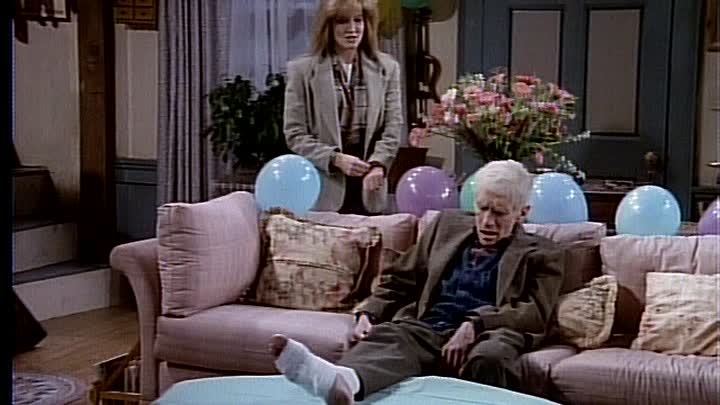 ⁣S04E19 - The Houseguest