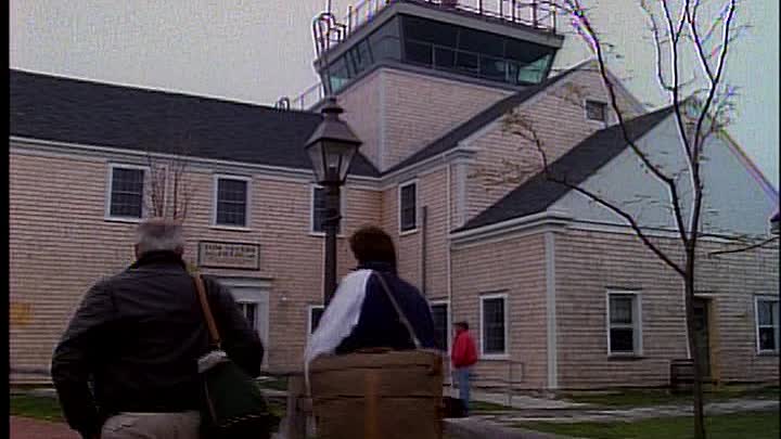 ⁣S05E17 - Exclusively Yours