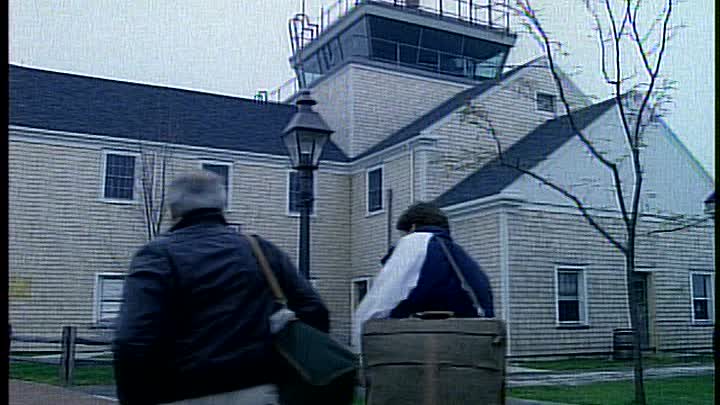 ⁣S03E15 - This Old House