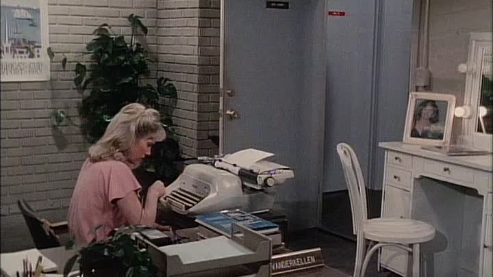 ⁣S03E07 - Poor Reception