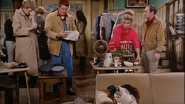 ⁣S03E19 - Out With the New, Inn With the Old