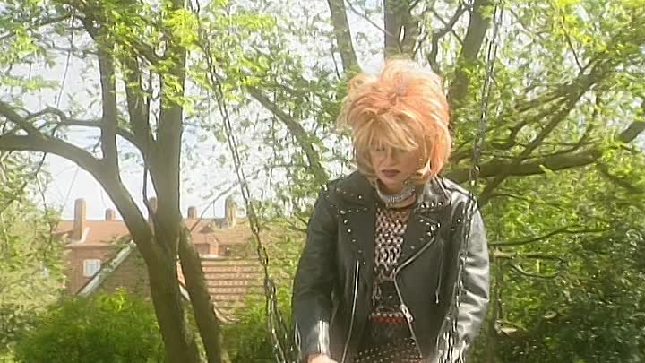 ⁣Absolutely Fabulous S04E05 - Small Opening