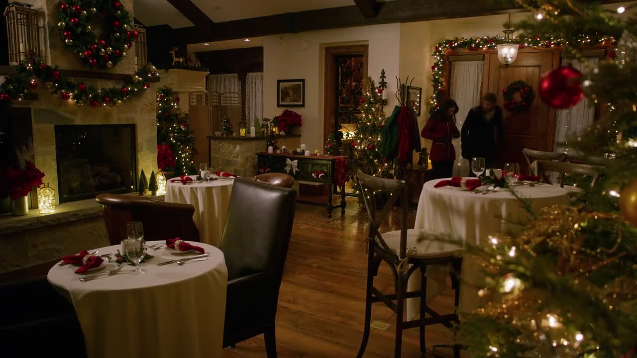 ⁣A Sweet Christmas Romance 2019 WEBRip x264 AAC-rivestream org