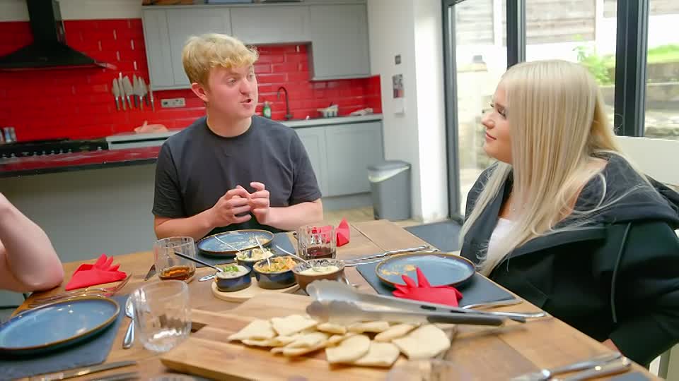 ⁣Come Dine with Me Teens S01E05