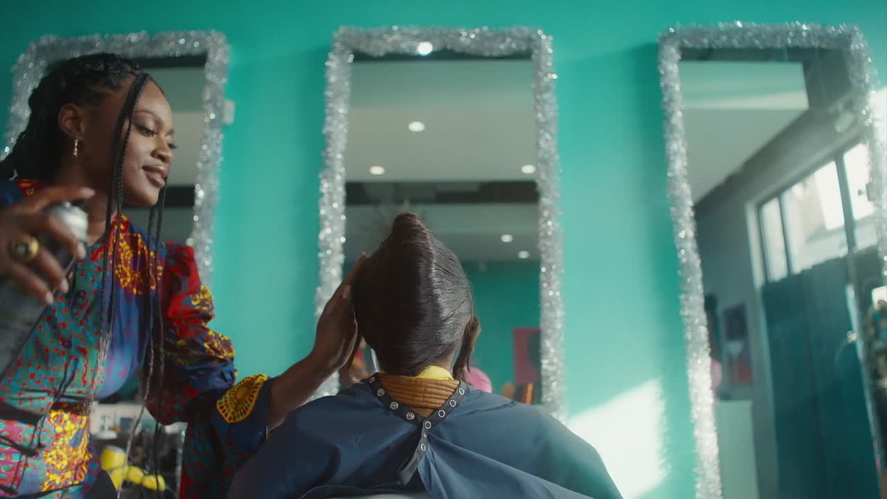 ⁣A Very Merry Beauty Salon 2024 1080p WEBRip x264 AAC5 1-[YTS LT]