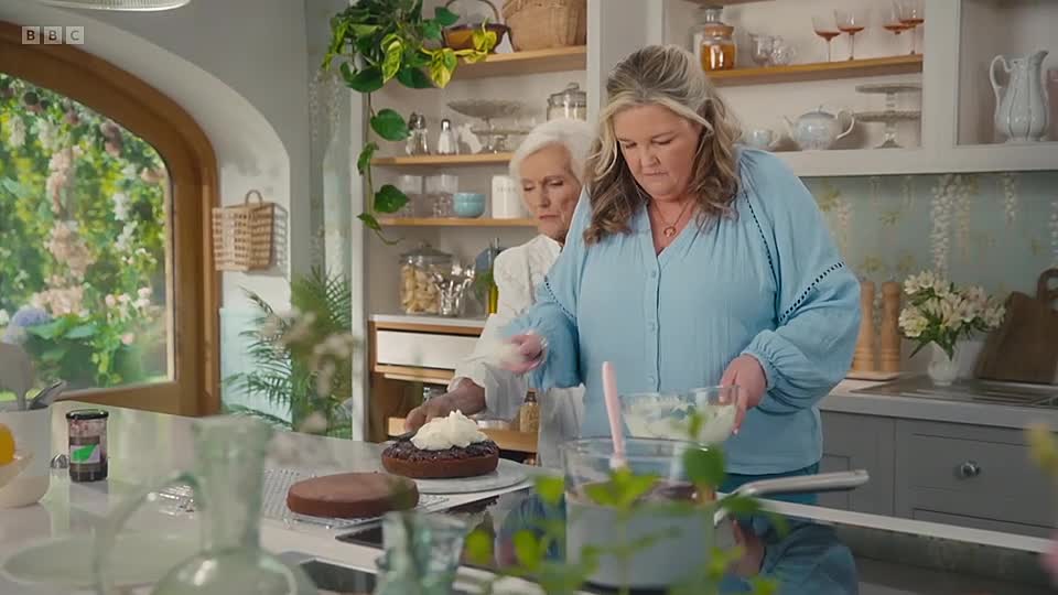 ⁣Mary at 90 -A Lifetime of Cooking S01E04