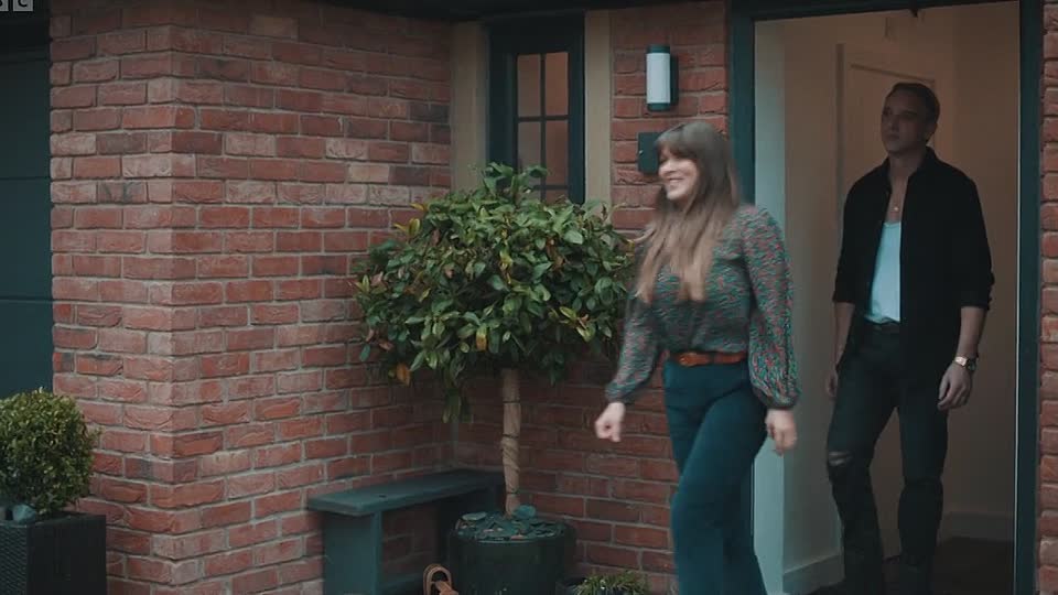 ⁣Daddy Issues (2024) S01E04 -Garden Sliders