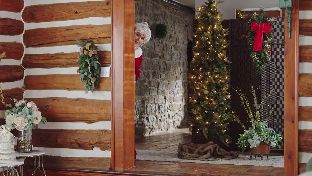 ⁣Laughing All the Way 2023 1080p WEBRip x264 AAC-rivestream org