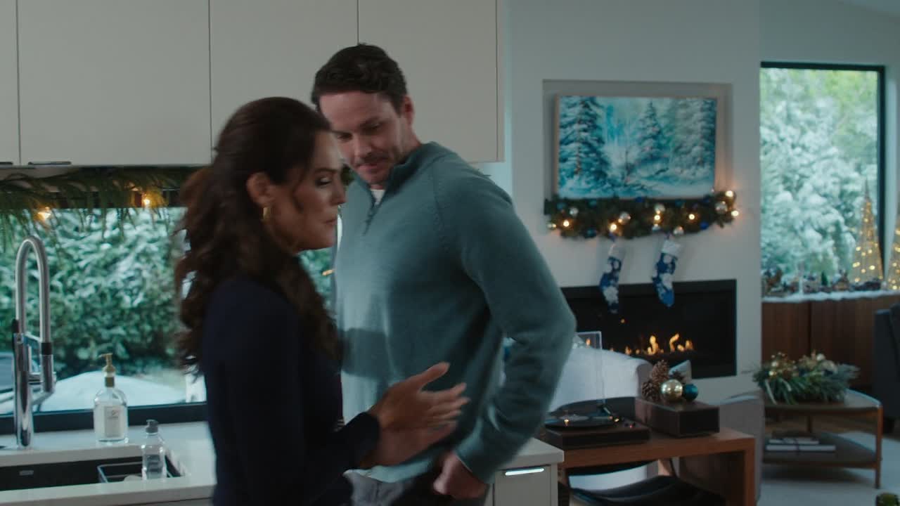 ⁣Christmas At The Catnip Cafe 2025 1080p WEBRip x264 AAC-[YTS LT]