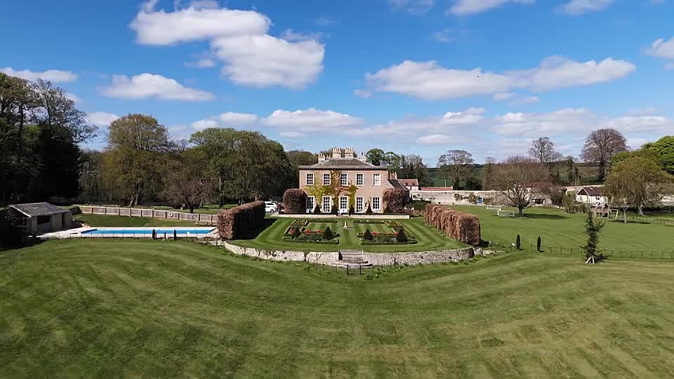 ⁣Angus Ashworth -Yorkshire Heritage Hero S01E03 -Scampston Hall